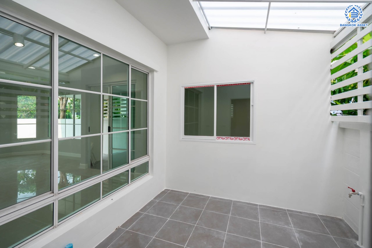 บ้านมือสองตกแต่งใหม่ แบรนด์ LH ม.ชลลดา บางใหญ่-เซ็นทรัลเวสต์เกต หลังใหญ่ เนื้อที่ 52.5 ตร.ว. ฟังก์ชัน 5 ห้องนอน (มีห้องนอนชั้นล่าง 2 ห้อง) 2 ห้องน้ำ 2 ที่จอดรถ Facilities ครบครัน บนทำเลเดินทางสะดวก เชื่อมต่อถ.กาญจนาภิเษก และเพียง 10 นาทีถึงรถไฟฟ้า "สถานีคลองบางไผ่"